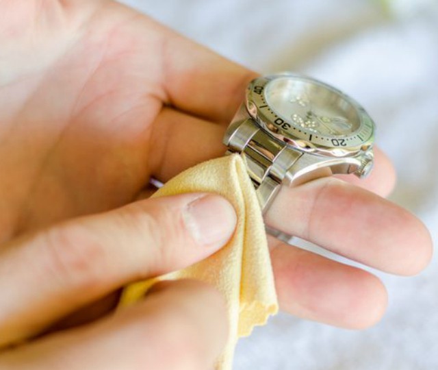 Come lucidare un orologio in acciaio?